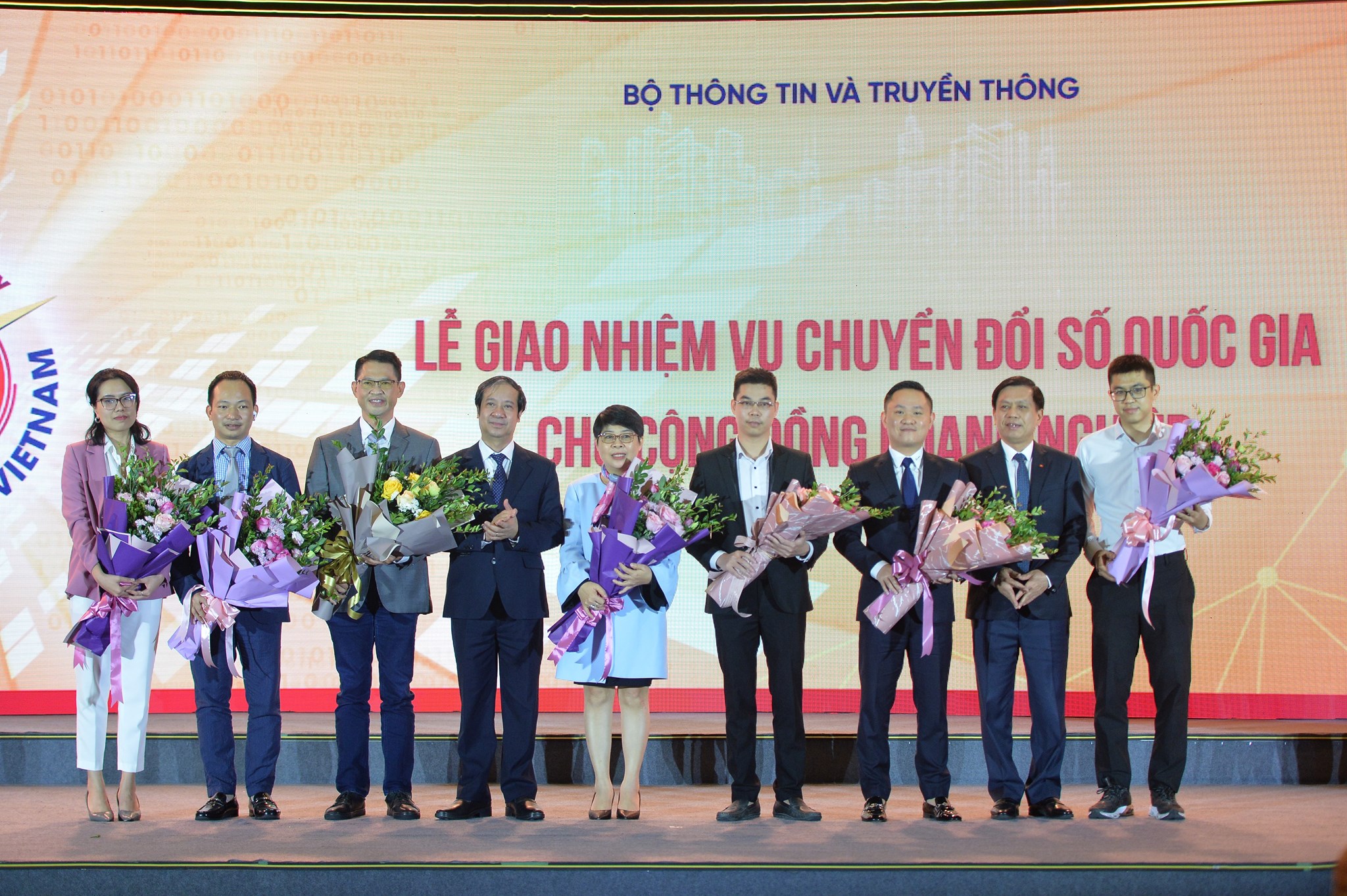 Hình ảnh tin tức Onenet vinh dự được chính phủ trao nhiệm vụ chuyển đổi số quốc gia tại Việt Nam.